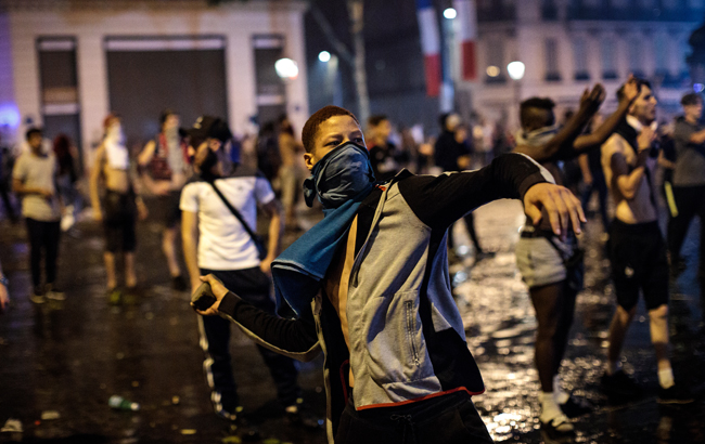 Во Франции во время празднования победы на ЧМ-2018 произошли массовые беспорядки